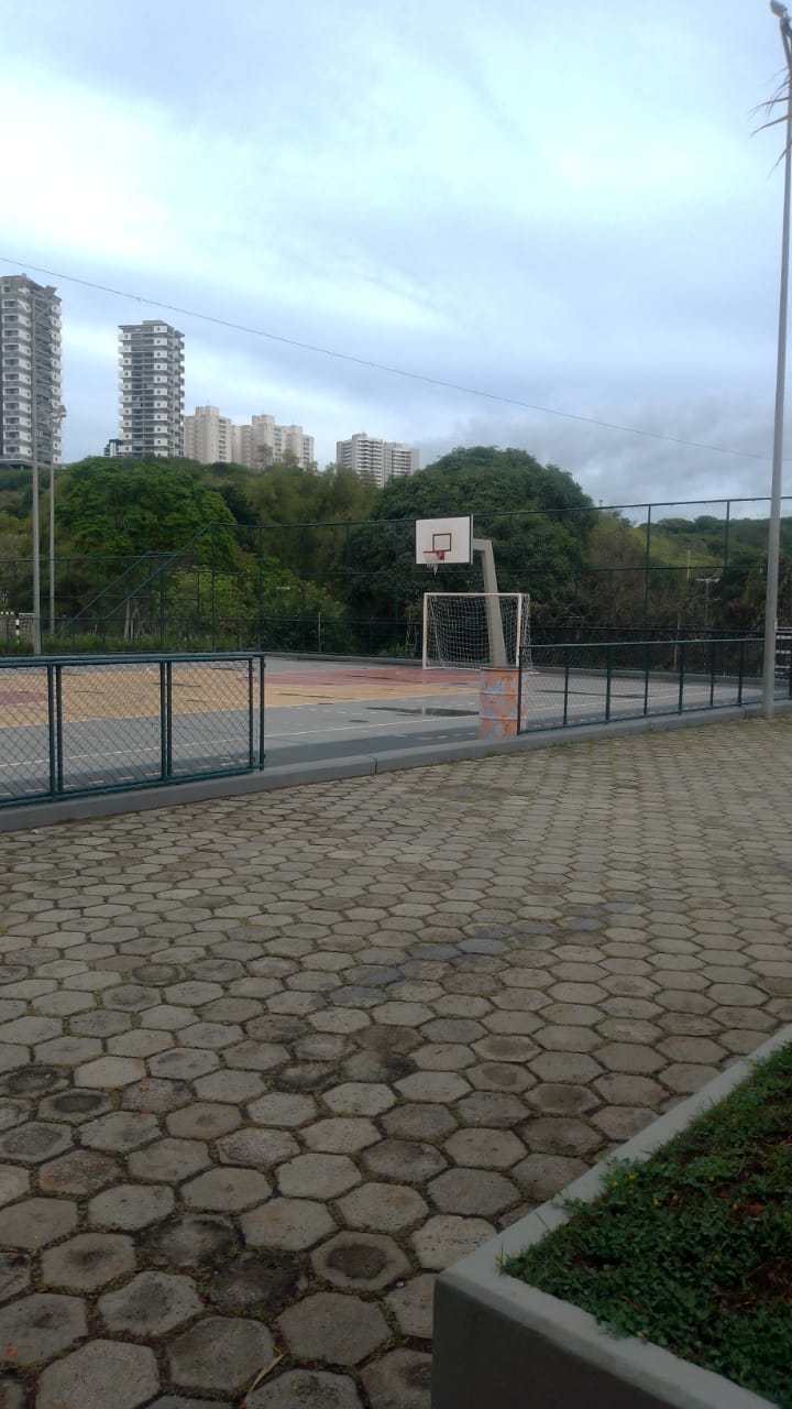 Quadra poliesportiva com tabela de basquete