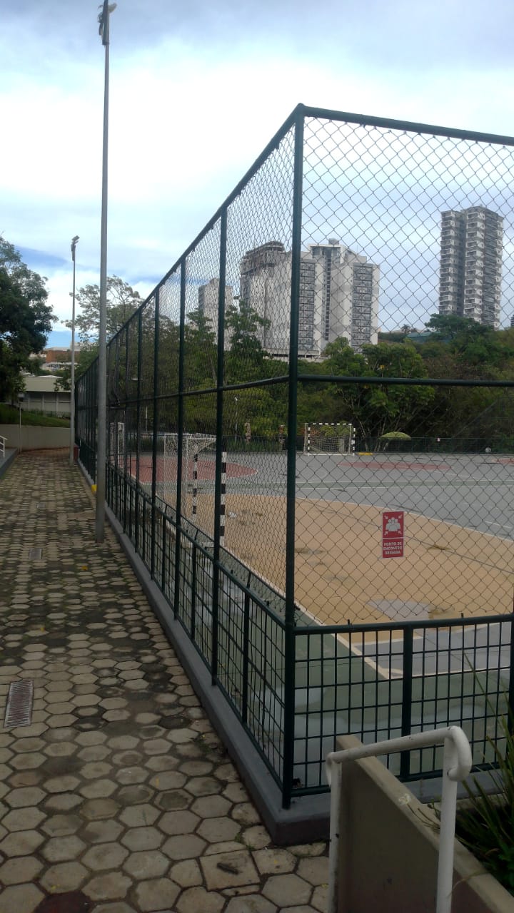 Quadra esportiva cercada por tela de alambrado