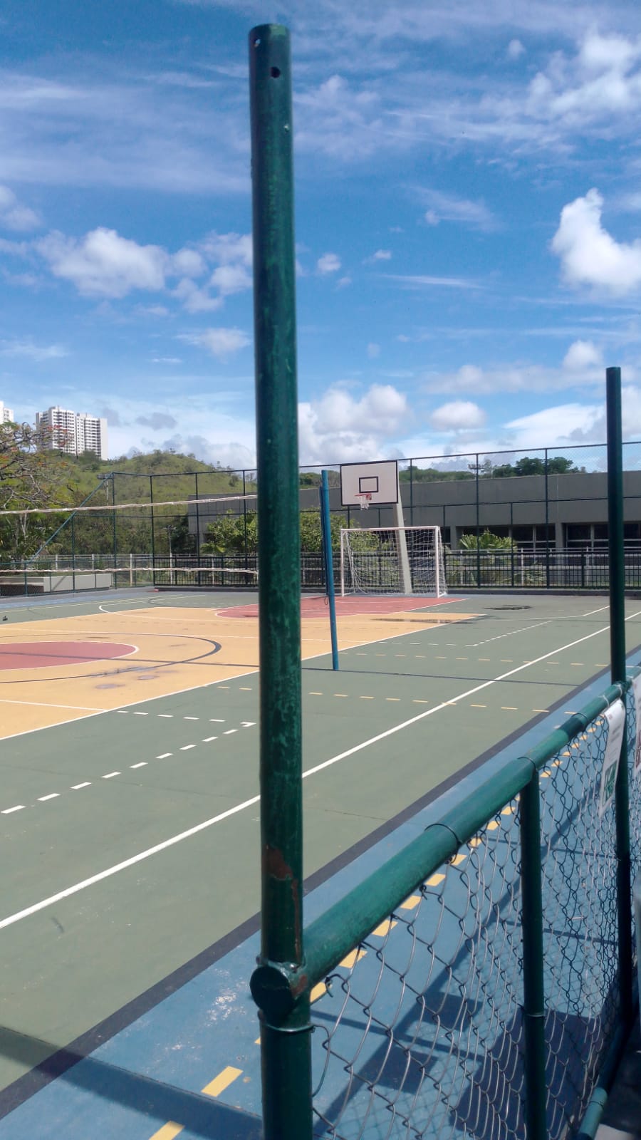 Quadra esportiva com poste de alambrado